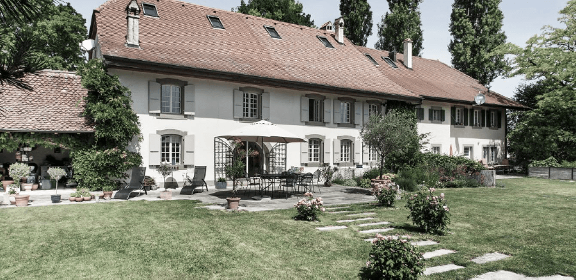 Maison entourée d’un jardin accueillant